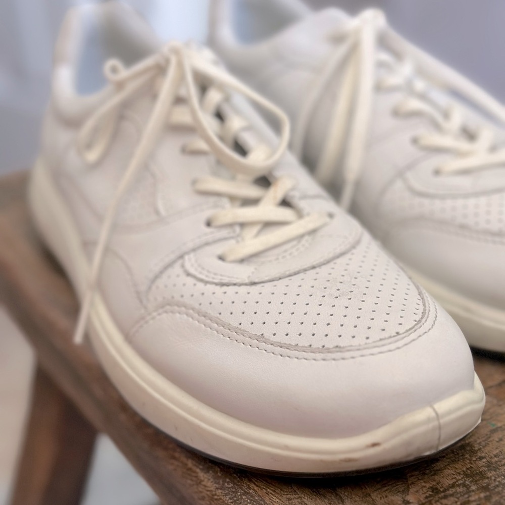 Ecco tennis shoes